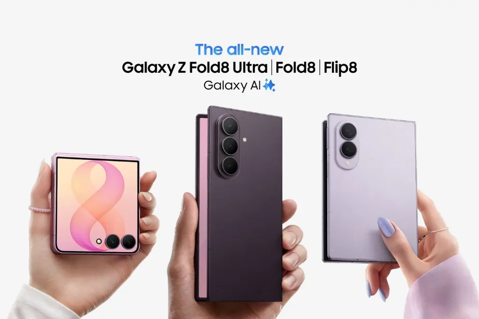 Officiële Samsung-persfoto van de Galaxy Z Fold8 Ultra, Fold8 en Flip8 in handen