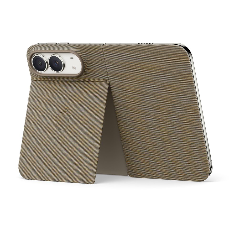 Taupe iPhone Duo Folio van TechWoven met uitgeklapte standaard