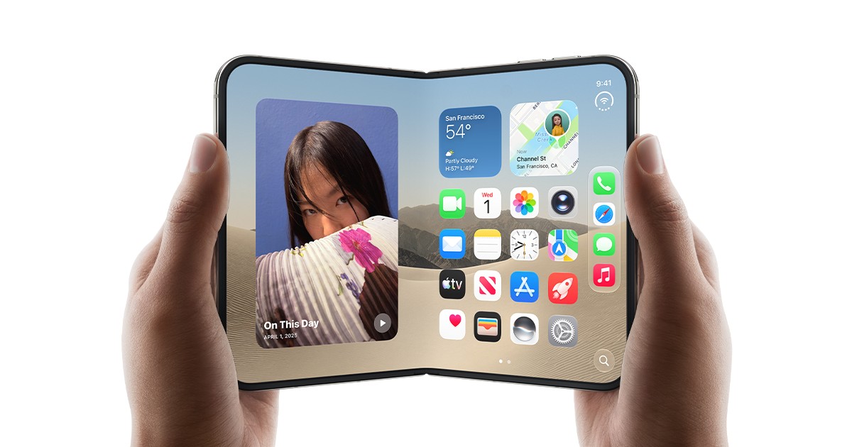 Officiële Apple-afbeelding van een opengevouwen iPhone Duo die met twee handen wordt vastgehouden