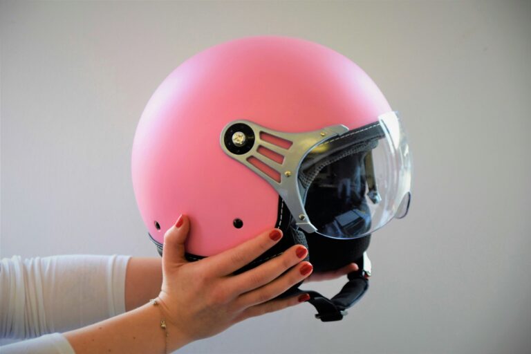 De cruciale rol van de helm in scooterveiligheid