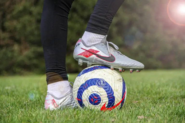 De ultieme gids voor voetbalschoenen voor brede voeten