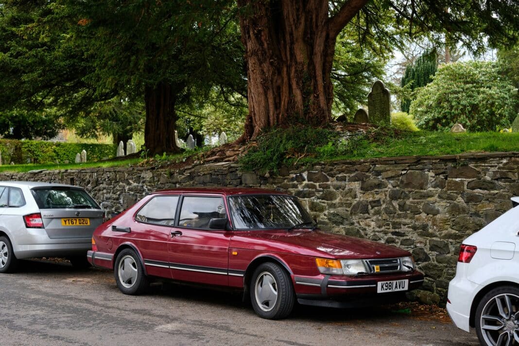 De Saab 900: een tijdloze iconische auto Saab 900 rood